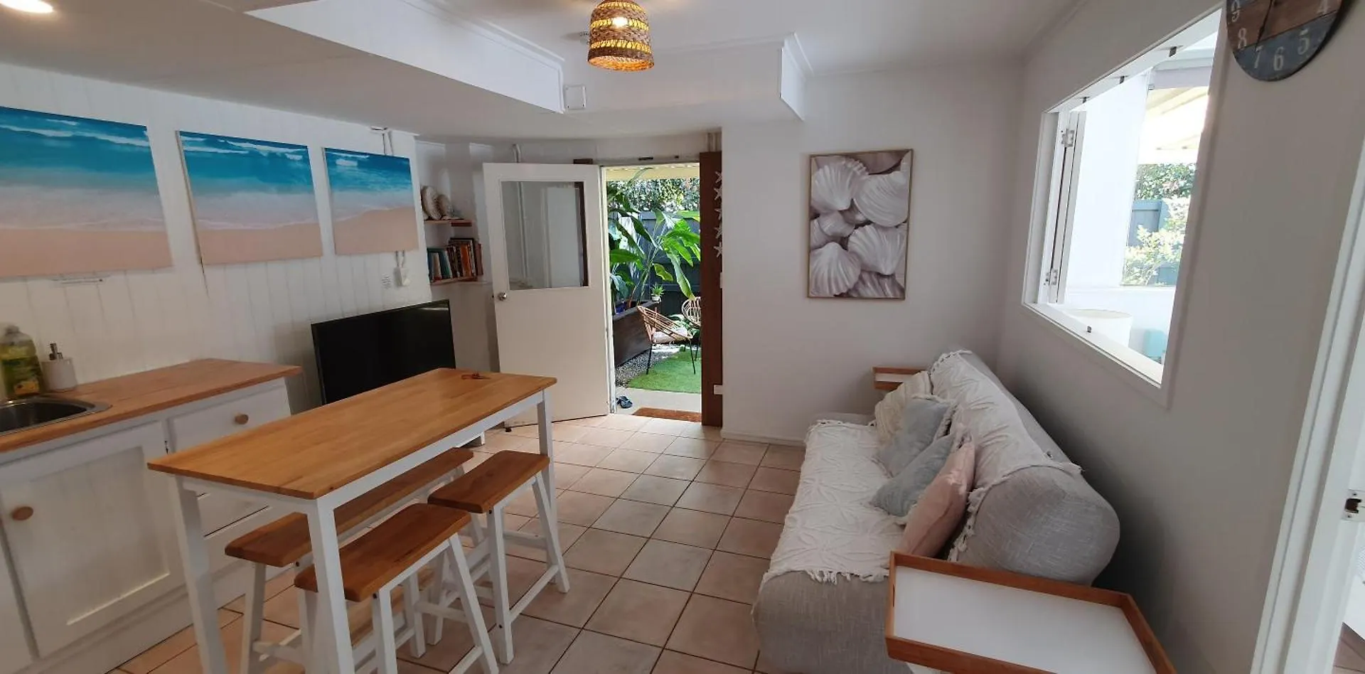 Guest house Entire Guest Suite - Beach Is 1 And Half Km - Pets Welcome Gold Coast